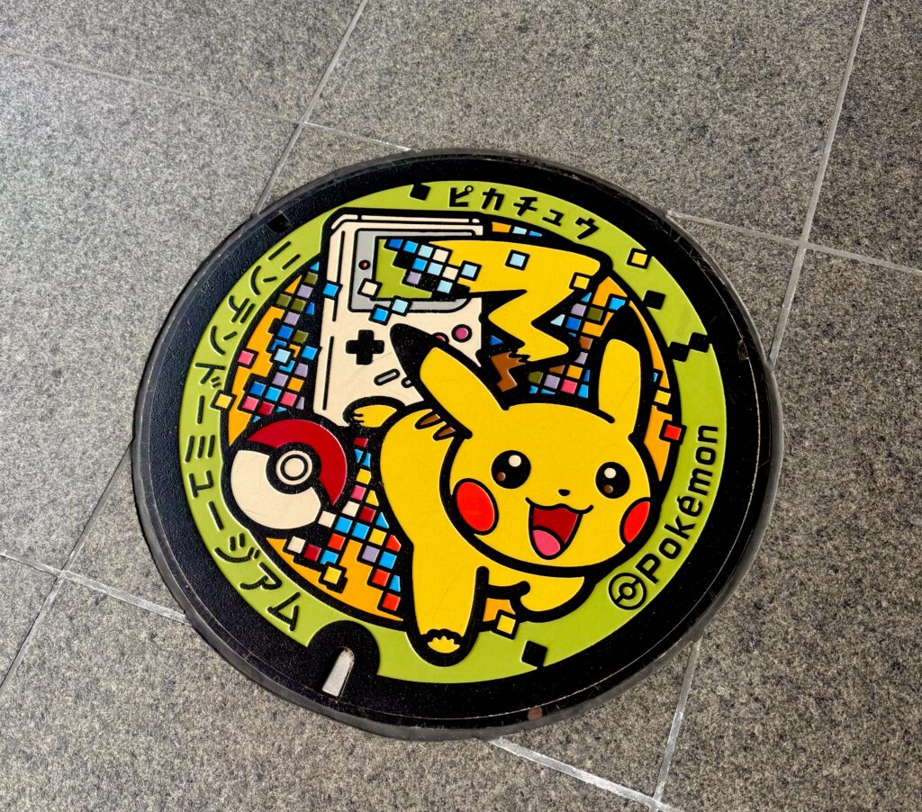 ニンテンドーミュージアム館内のポケふた ピカチュウデザインのマンホール蓋