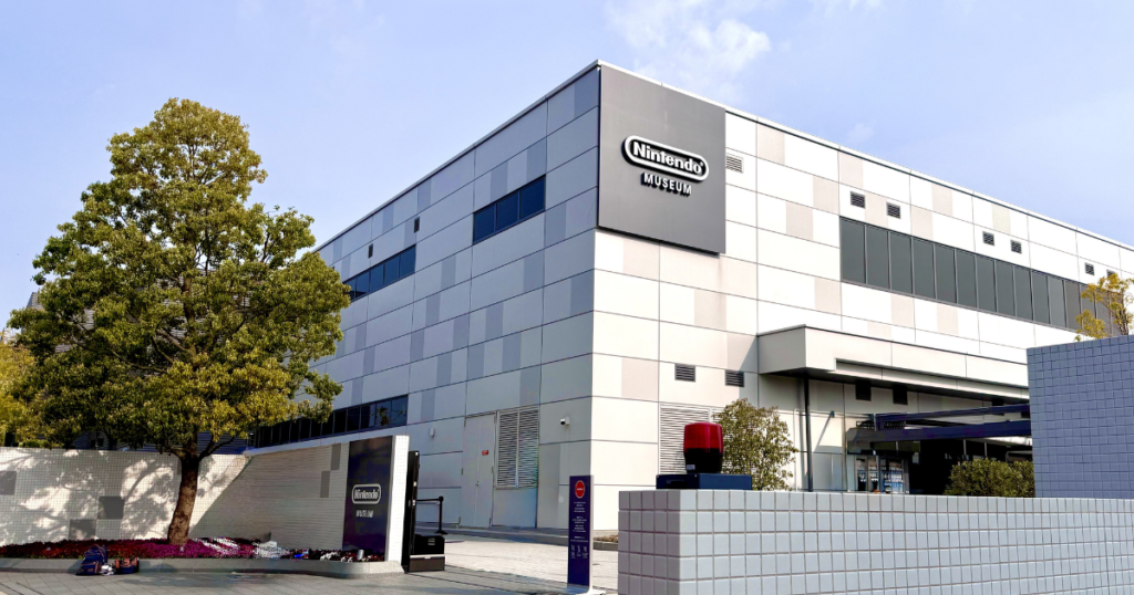 ニンテンドーミュージアム建物全景 青空と外観