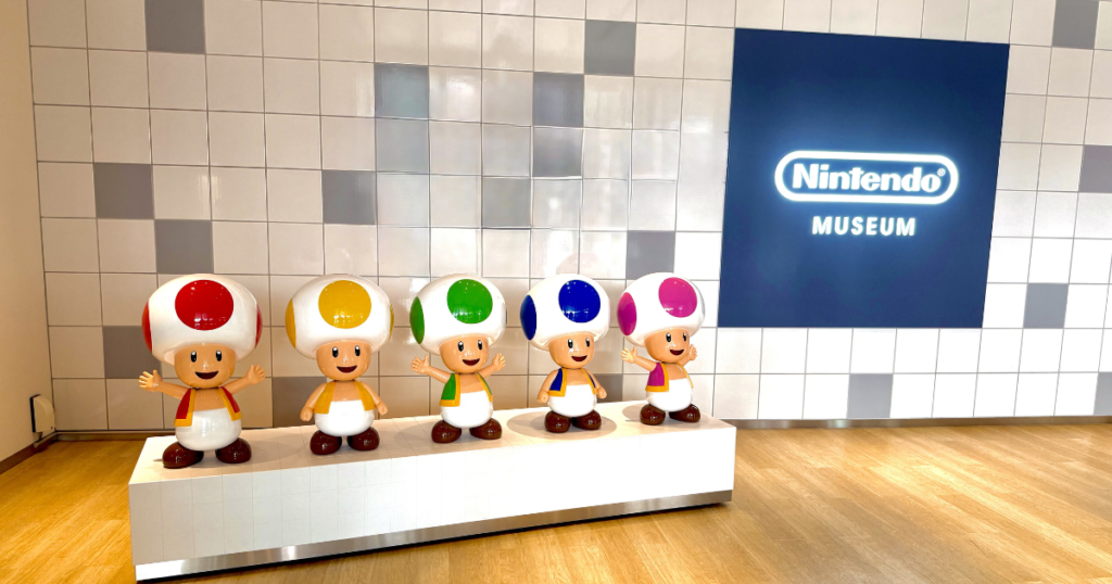 ニンテンドーミュージアム館内 カラフルなキノコキャラクターのオブジェ