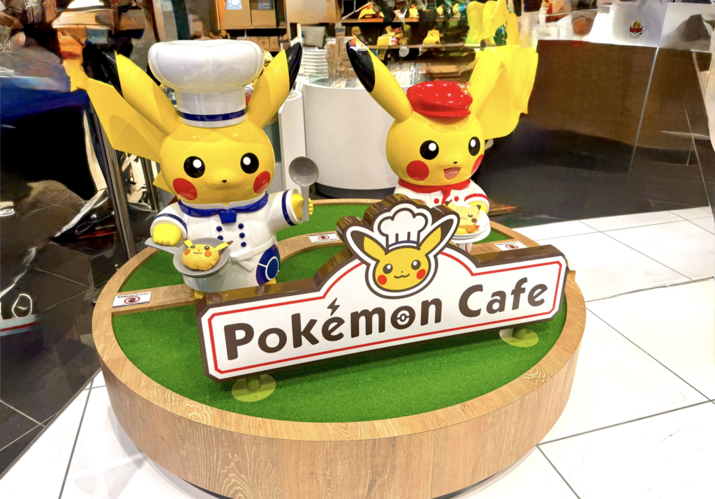 ポケモンカフェ大阪 Pokemon Cafeの看板とシェフピカチュウ