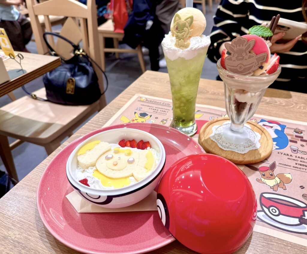 ポケモンカフェ大阪 モンスターボールデザートとパフェのテーブル