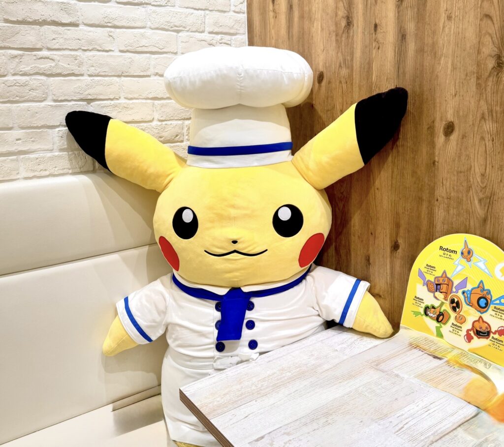 ポケモンカフェ大阪 席に置かれたシェフ帽のピカチュウぬいぐるみ