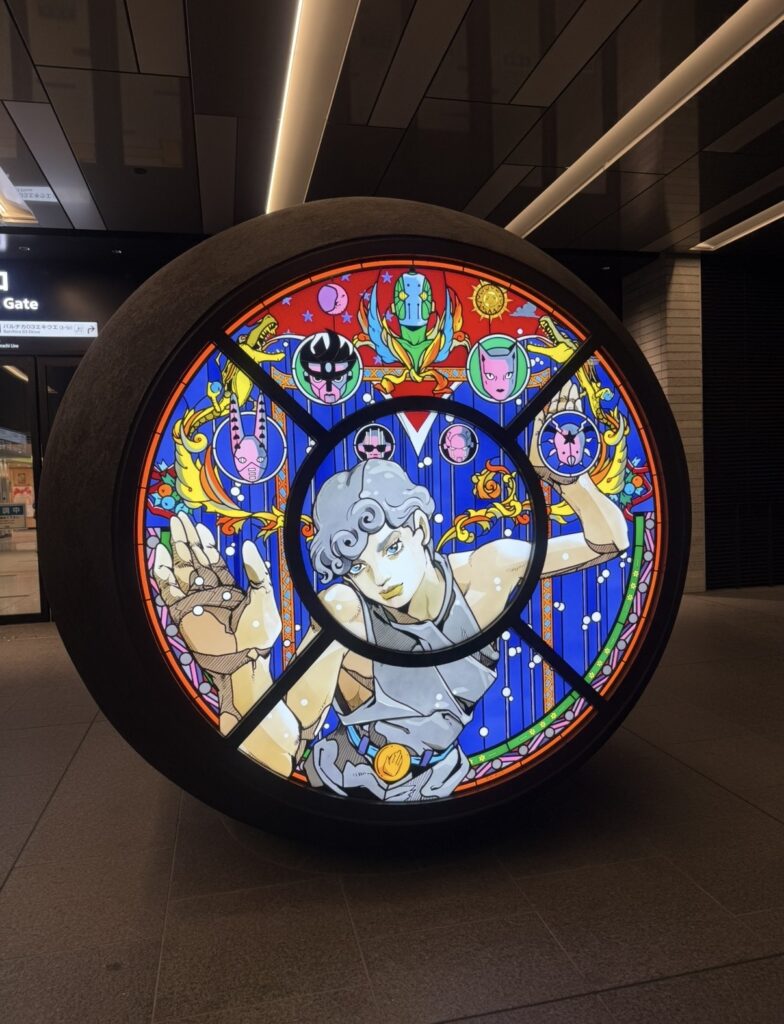大阪梅田駅西口 荒木飛呂彦先生のジョジョ ステンドグラス風ライトアップオブジェ