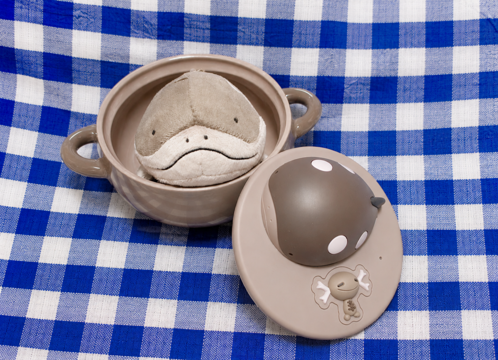 ポケモンカフェ大阪で購入したドオーのスープポッド。ドオーのミニぬいぐるみマスコットを入れて記念撮影！