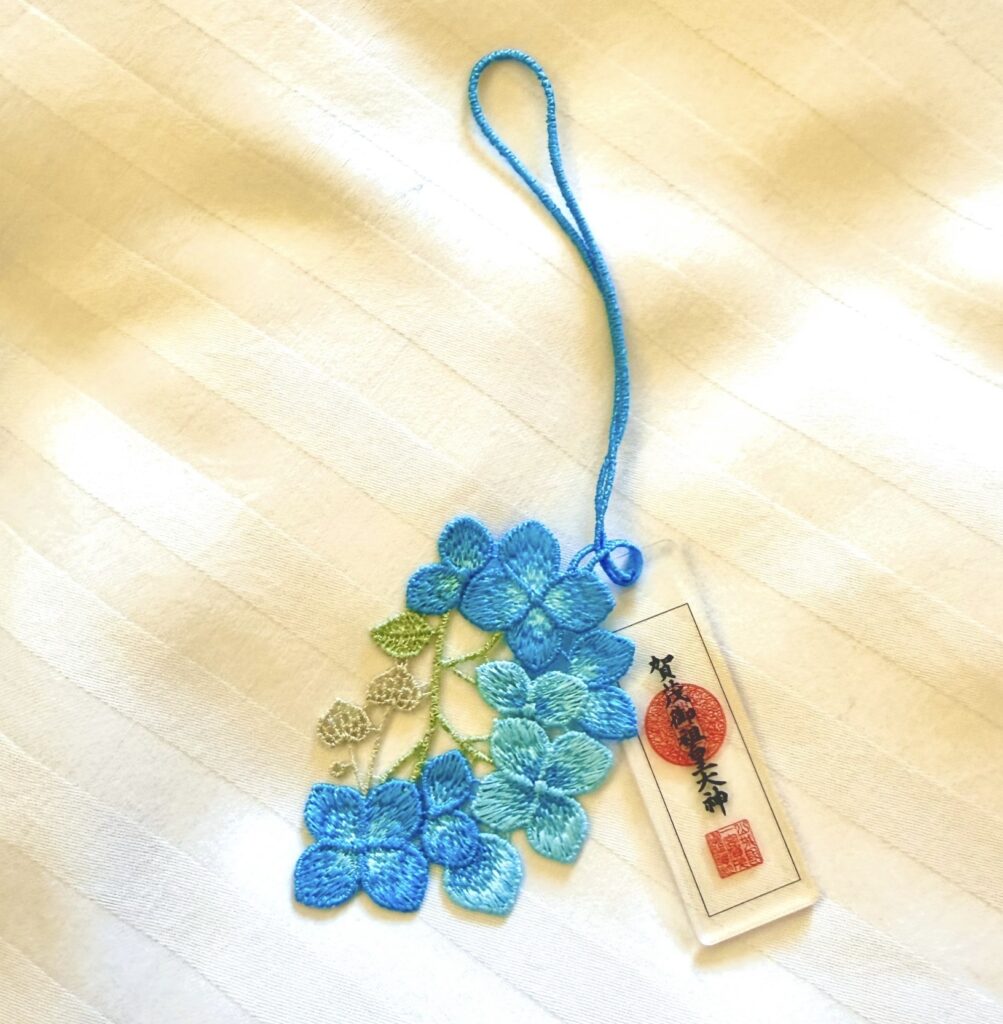 下鴨神社の四季守・紫陽花。青から水色へのグラデーション刺繍が美しい6月限定のお守り